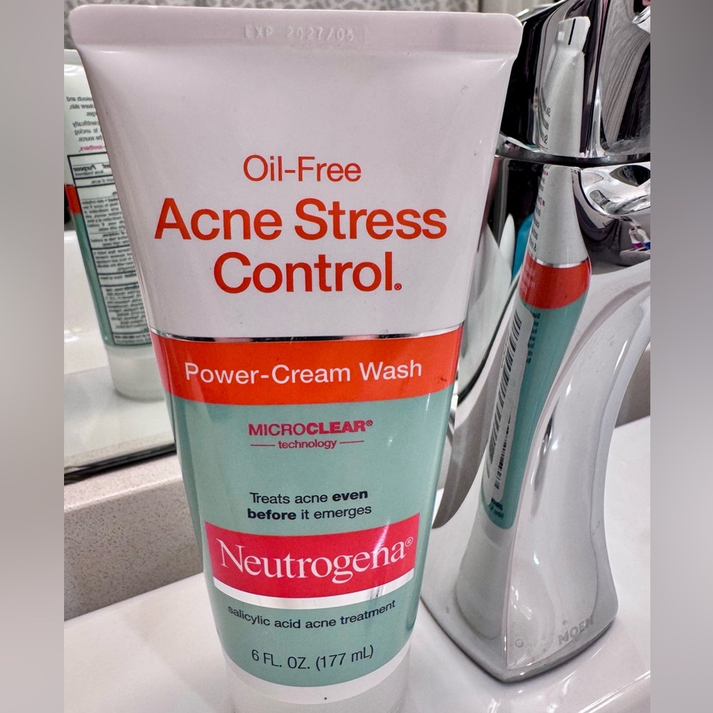 Neutrogena MicroClear Acne Treatment Cream